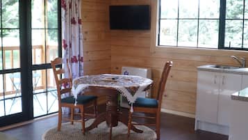 Chalet, 1 Queen Bed with Sofa bed | In-room dining