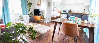 Mid-Century Cottage - Private Entry- Firepit - Outdoor Seating