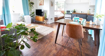 Mid-Century Cottage - Private Entry- Firepit - Outdoor Seating