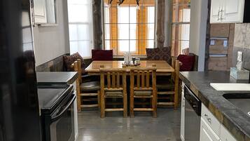 雪櫃、微波爐、焗爐、爐具