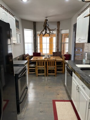 Réfrigérateur, four à micro-ondes, un four, surface de cuisson