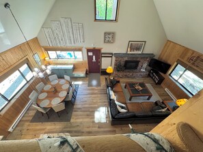 Smart TV, fireplace, DVD player, ping pong - Fantastic three level home central to Stevens and downtown Leavenworth! HOT TUB* (Leavenworth)