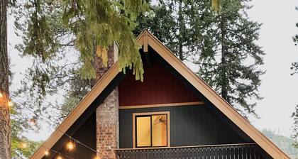 Fantastic three level home central to Stevens and downtown Leavenworth! HOT TUB*