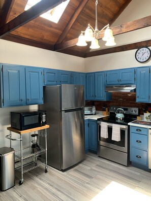 Een koelkast, een magnetron, een oven, een kookplaat