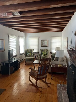 Een smart-tv, een open haard en boeken