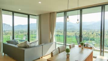 2 Bedrooms | 起居区 | 平板电视、DVD 播放器