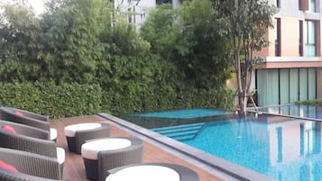 Kolam renang outdoor, dengan payung kolam renang dan kursi berjemur