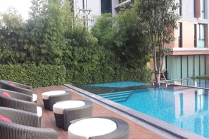 Piscina a l'aire lliure, para-sols i gandules 