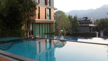 Außenpool, Sonnenschirme, Liegestühle