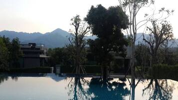 Außenpool, Sonnenschirme, Liegestühle