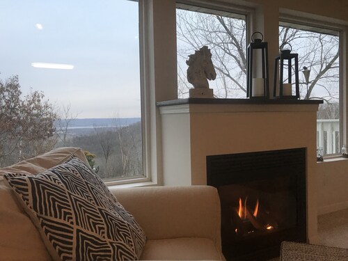 Beautiful bluff top  condo overlooking Coffee Mill Ski and Mississippi river.