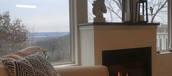 Beautiful bluff top  condo overlooking Coffee Mill Ski and Mississippi river.