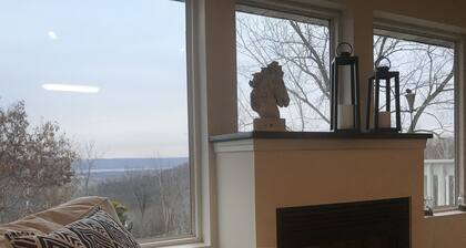 Beautiful bluff top condo overlooking Coffee Mill Ski and Mississippi river.