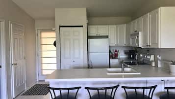 Een koelkast, een magnetron, een oven, een kookplaat