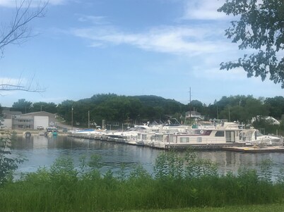 Beautiful bluff top  condo overlooking Coffee Mill Ski and Mississippi river.
