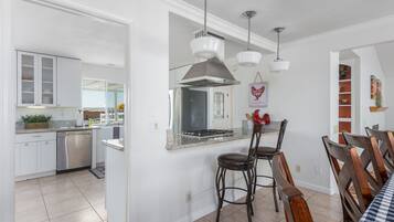 Kylskåp, mikrovågsugn, ugn och spishäll