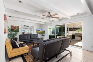 Smart TV, DVD player, ping pong - GREAT LOCATION! CLOSE TO PELTZER, LORIMAR, FAULKNER, LONG SHADOW WINERIES! (Temecula)