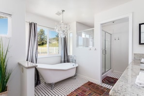 Ensemble baignoire-douche, séchoir à cheveux, serviettes fournies, savon