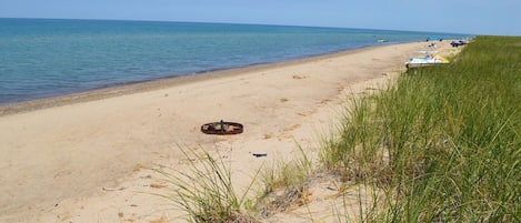 Plage à proximité, chaise longue, serviettes de plage