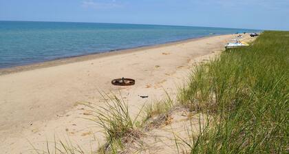 Cozy Lakeside Cottage.... with access to a private beach!