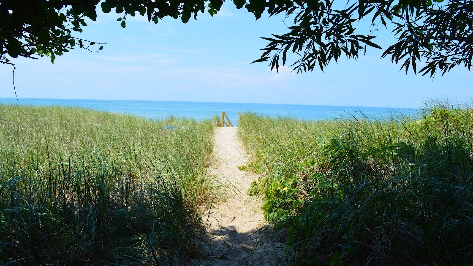 Una playa cerca, sillas reclinables de playa, toallas de playa