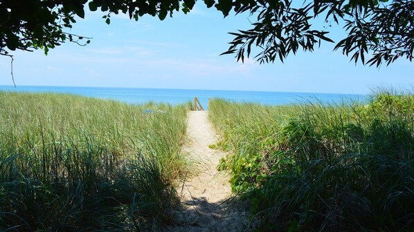 Beach nearby, sun loungers, beach towels - Cozy Lakeside Cottage.... with access to a private beach! (Lakeside)