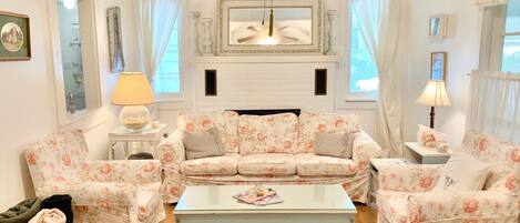 Smart-TV, DVD-Player, Bücher, Stereoanlage