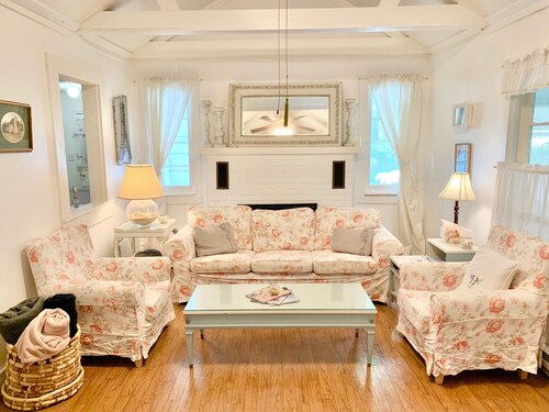 Cozy Lakeside Cottage.... with access to a private beach!