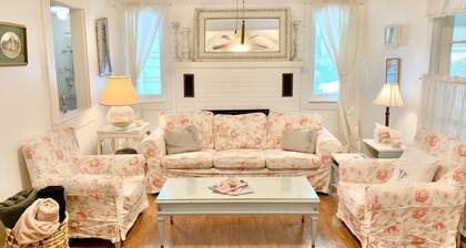 Cozy Lakeside Cottage.... with access to a private beach!