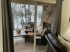 Smart TV, fireplace, ping pong, books