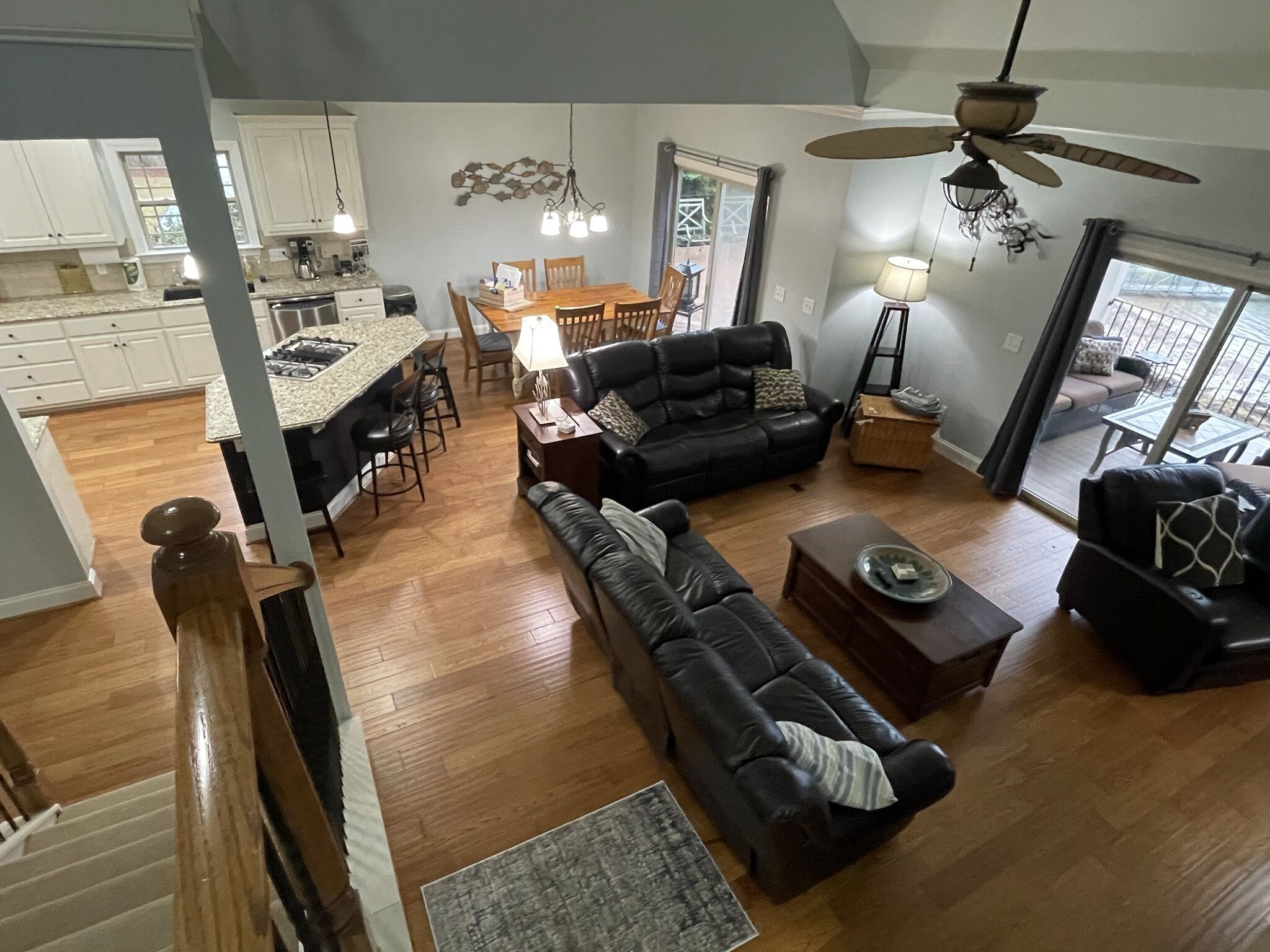 智能電視、壁爐、乒乓球設施、書籍