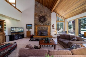 Televisión, chimenea y estéreo