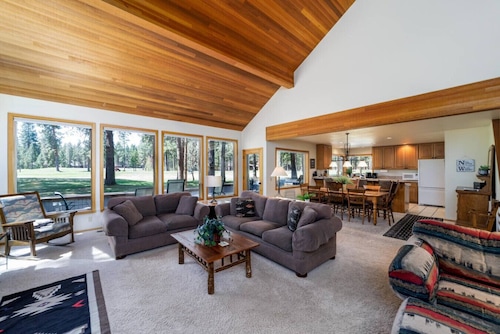 Luxurious Hot Tub & Pool Table | Black Butte Golf Escape