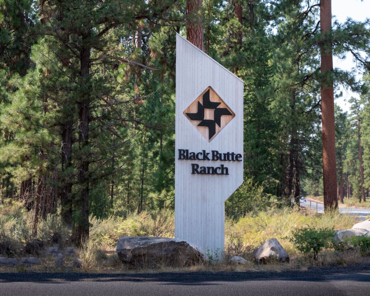 Letrero de Black Butte Ranch con un logotipo geométrico distintivo.