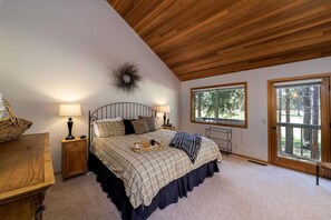 3 habitaciones, escritorio y tabla de planchar con plancha