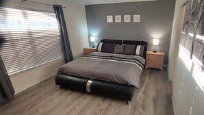 A bedroom with a bed, bedside tables, and a window with blinds. - WOW! Championsgate-Minutes to disney,private pool,wifi ,tennis,gym,games room  (Davenport)