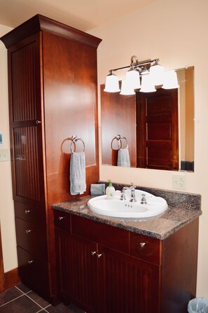 Combined shower/bathtub, hair dryer, towels, soap