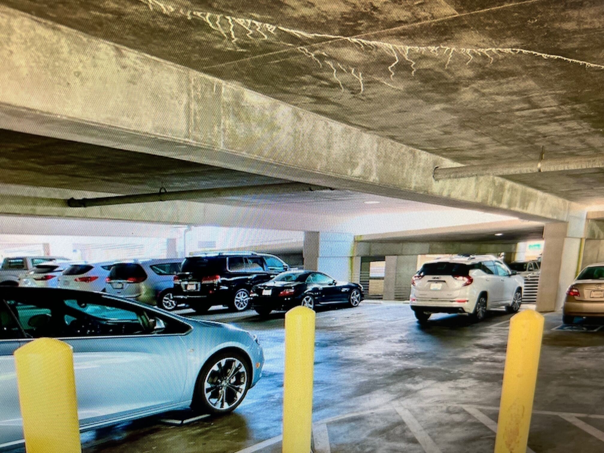 Un estacionamiento de varios niveles con varios automóviles estacionados.