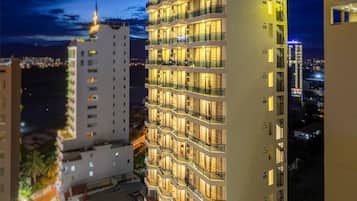 Fachada de la propiedad por la tarde o noche