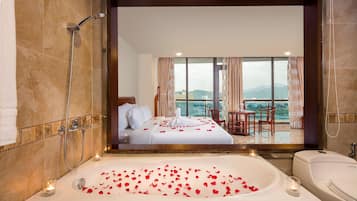 Junior Suite, Balcony | Bathroom | Free toiletries, hair dryer, bathrobes, slippers