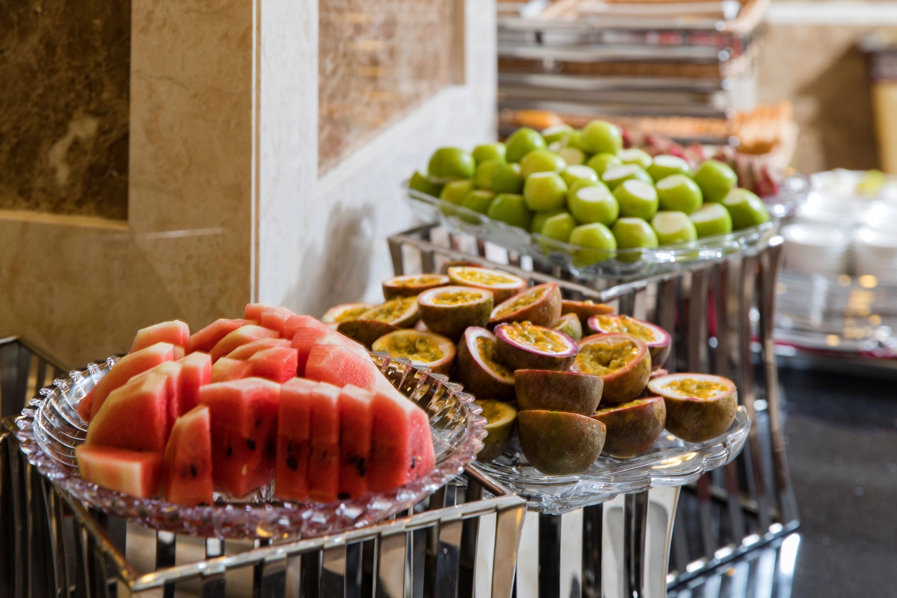 Un bufé con diversas frutas y pasteles.
