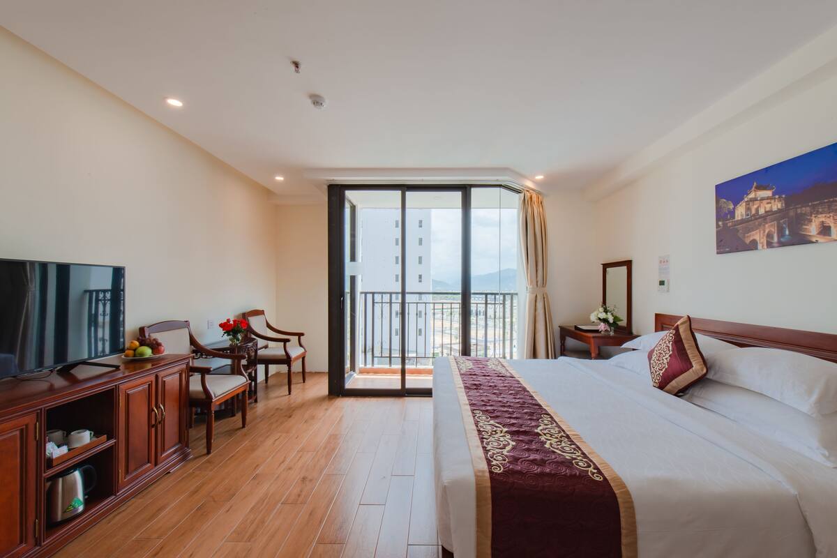 Quarto casal ou duplo luxo, sacada | Frigobar, cofres nos quartos, escrivaninha, cortinas blackout