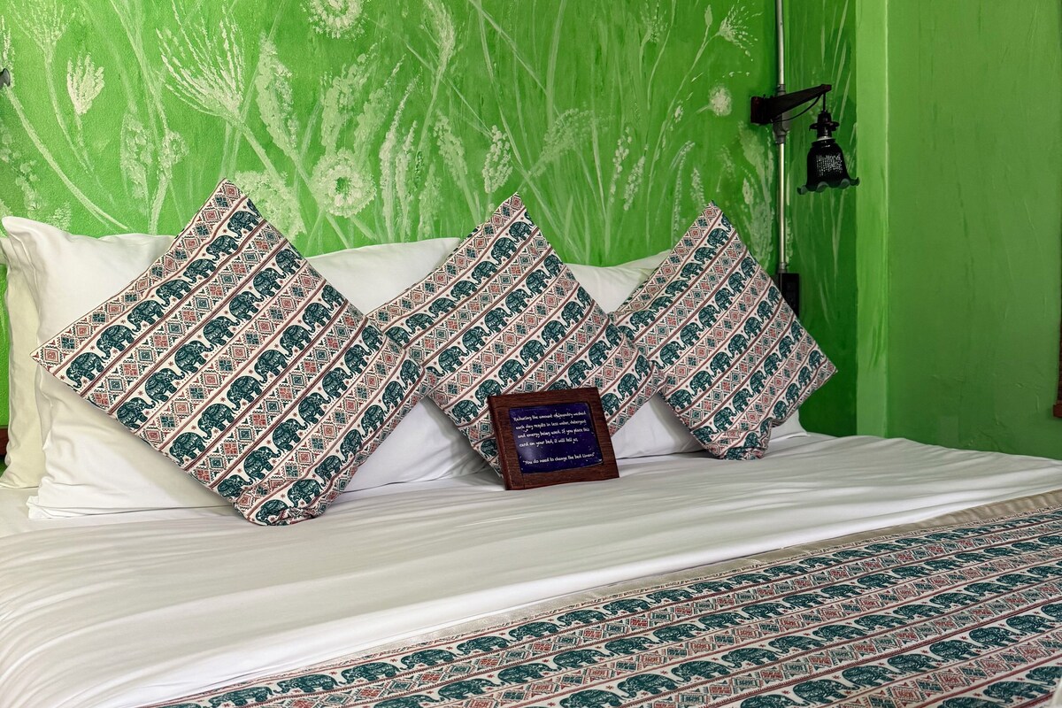 Premium Room | In-room safe, desk, WiFi (free)