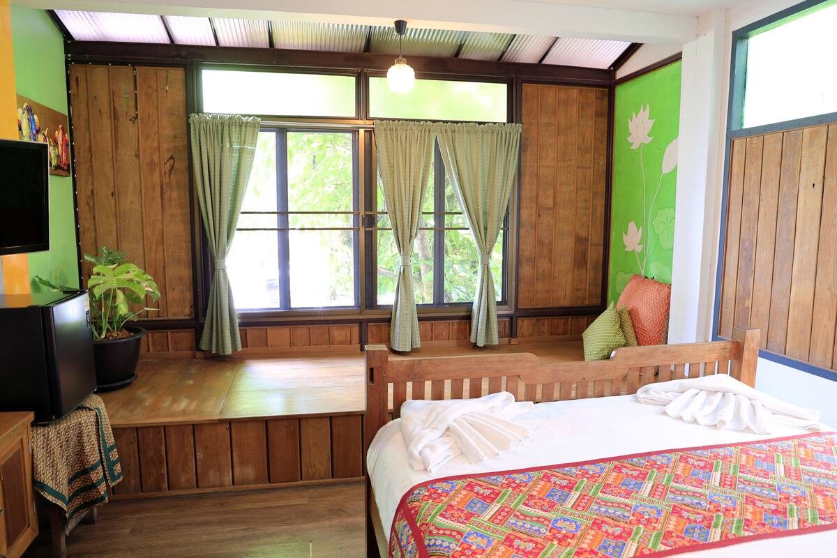 Premium Room | In-room safe, desk, WiFi (free)