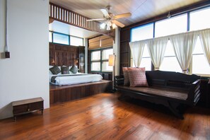 Deluxe suite | Een kluis op de kamer, een bureau, gratis wifi