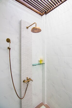 Deluxe suite | Een kluis op de kamer, een bureau, gratis wifi