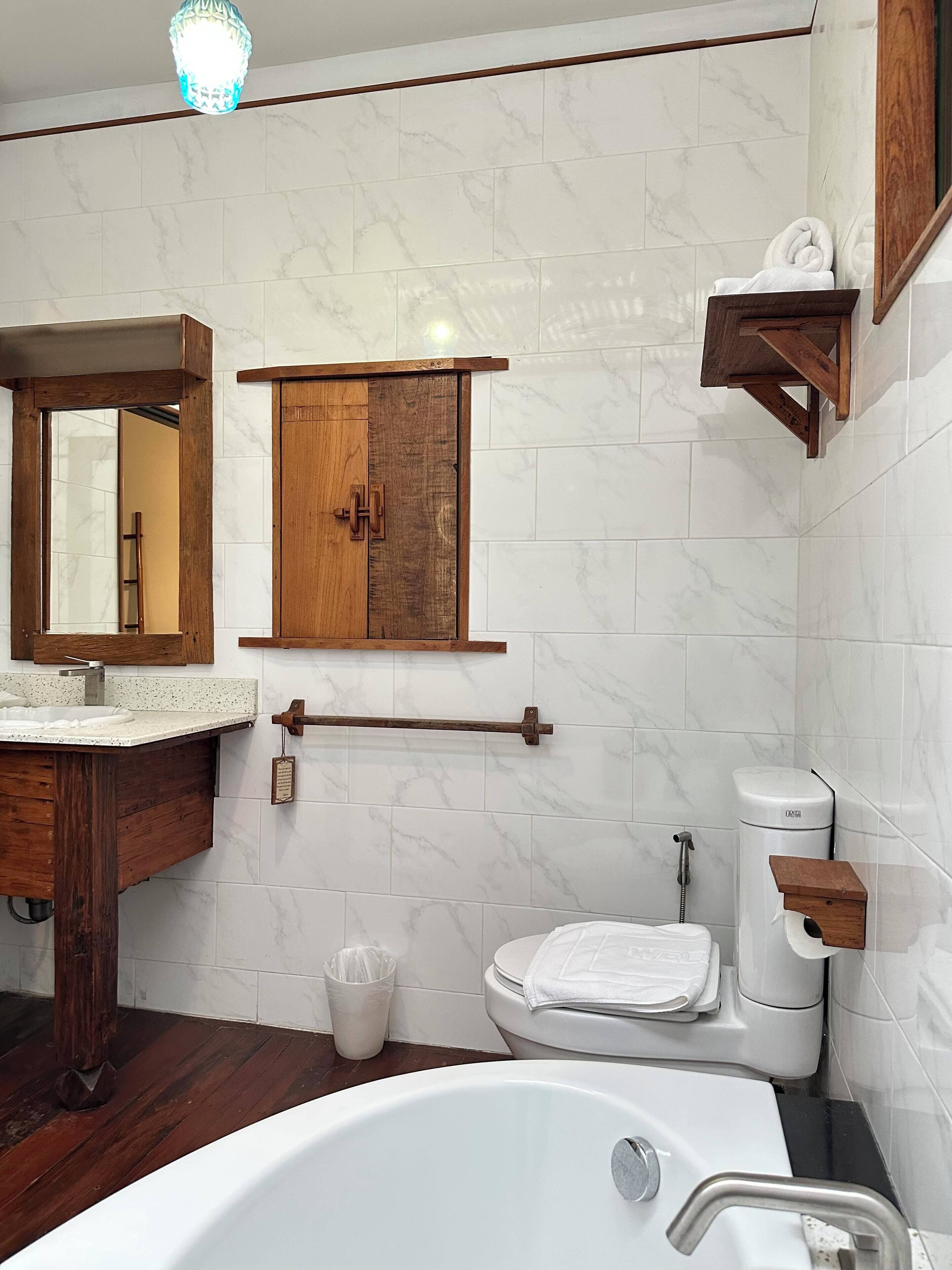 Deluxe suite | Badkamer | Gratis toiletartikelen, een haardroger, pantoffels, handdoeken