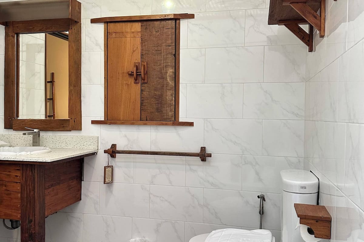 Deluxe suite | Badkamer | Gratis toiletartikelen, een haardroger, pantoffels, handdoeken