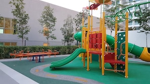 Área de juegos infantiles al aire libre