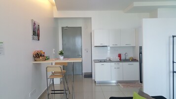 冰箱、微波炉、炉灶、电热水壶